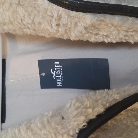 Hollister Cream Sherpa Jacket with Black Accents - Picture 4 of 9